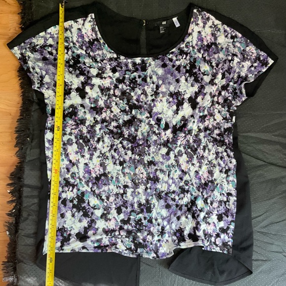 “H&M FLORAL SPLIT BACK “ Short Sleeved Top. - Picture 14 of 15